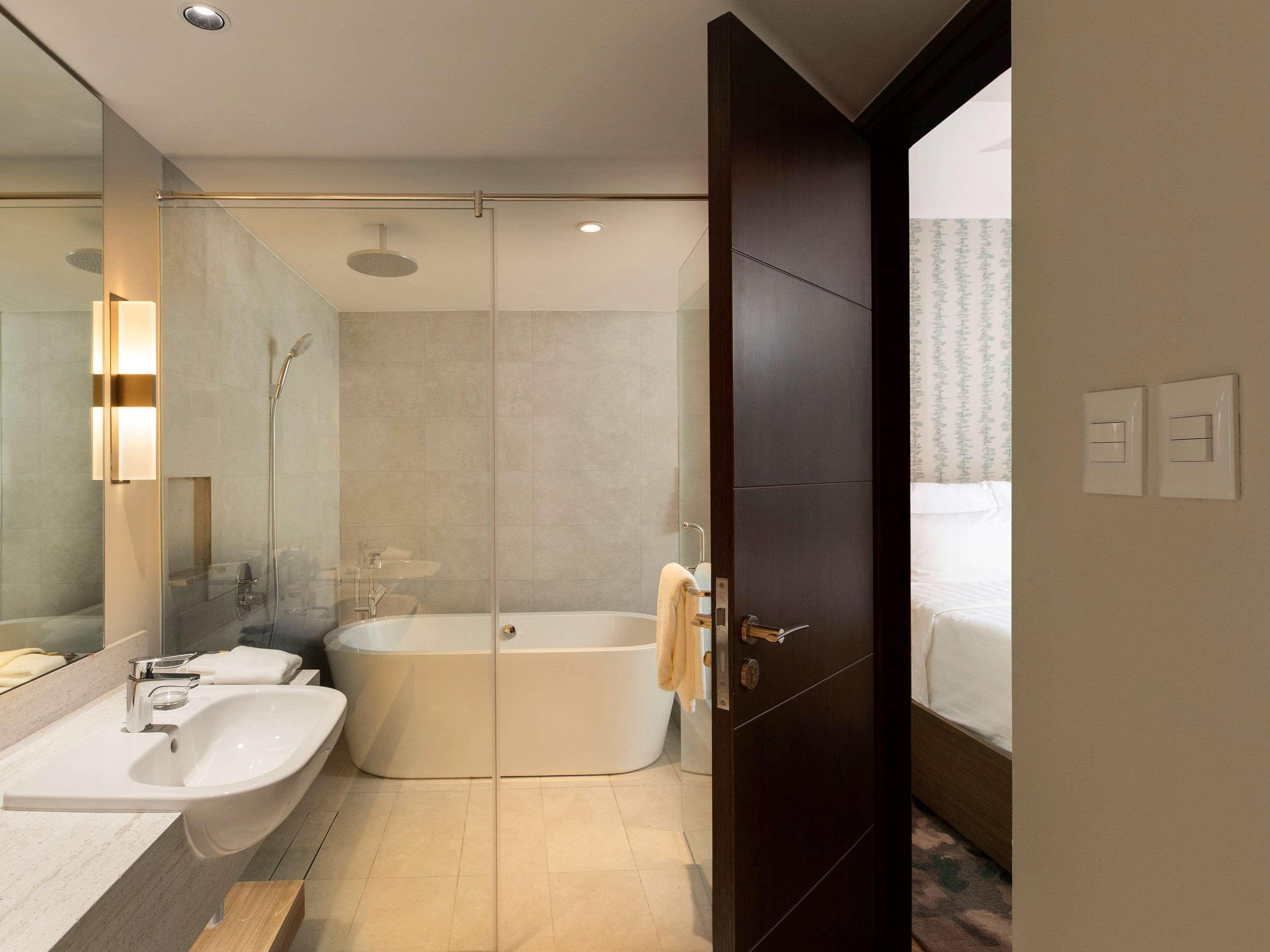 Novotel Suites Manila At Acqua Mandaluyong Exterior foto